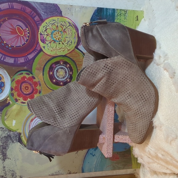 Fergulicious SZ 9.5 Bonus Suede Heeled Booties, Brown Almond - Back Zip - Picture 3 of 10